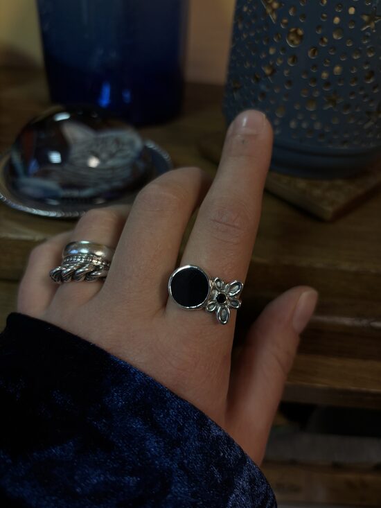 "Tumšais Zieds" gredzens ar oniksu un špineli / Izmērs 19.2